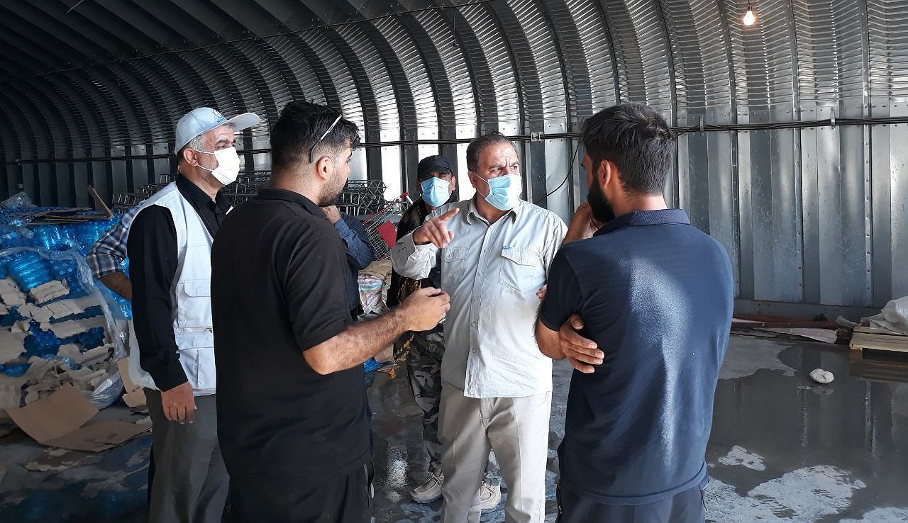 با توجه به گرمای  هوا در شهر مرزی مهران، برگشت زائرین  و ضرورت تامین آب شرب زائرین ،قرارگاه آب با محوریت توزیع ر پایانه مرزی ایجاد شد.