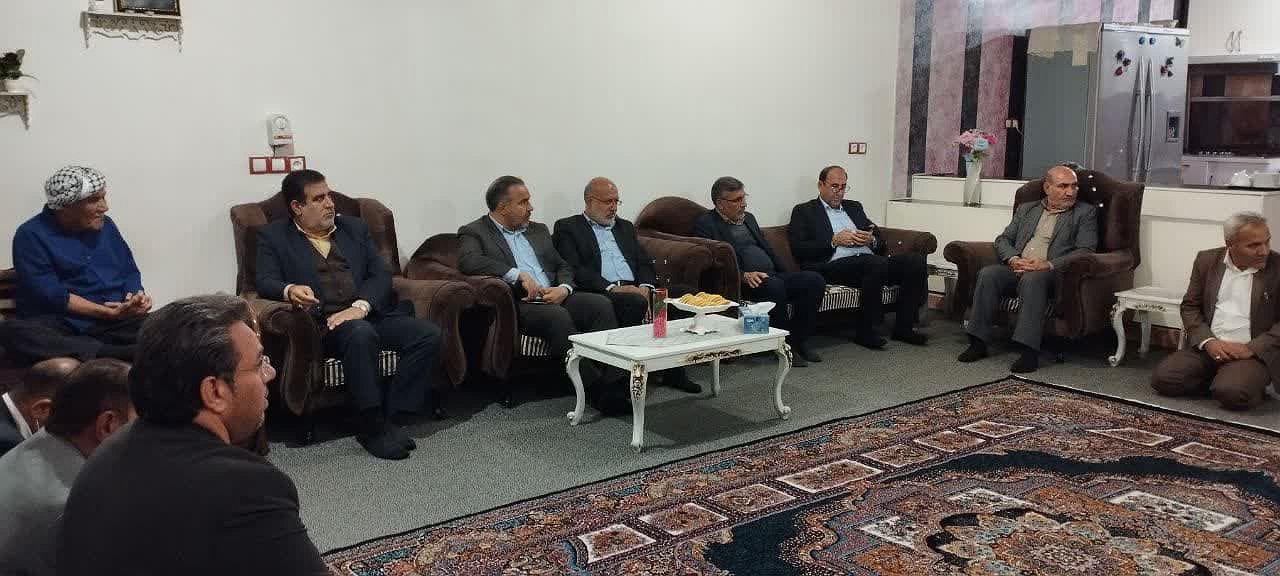 معاون سیاسی امنیتی استاندار ایلام و نماینده ایلام در مجلس با خانواده شهید اسماعیل جابری در دهلران دیدار کردند.
