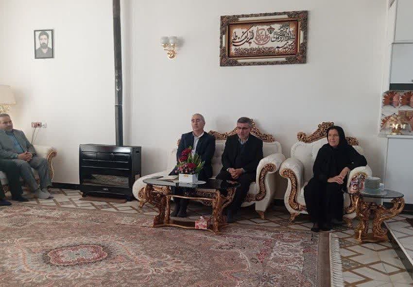 📸|دیدار معاون سیاسی، امنیتی و اجتماعی استاندار ایلام با خانواده شهید ندری در شهرستان هلیلان